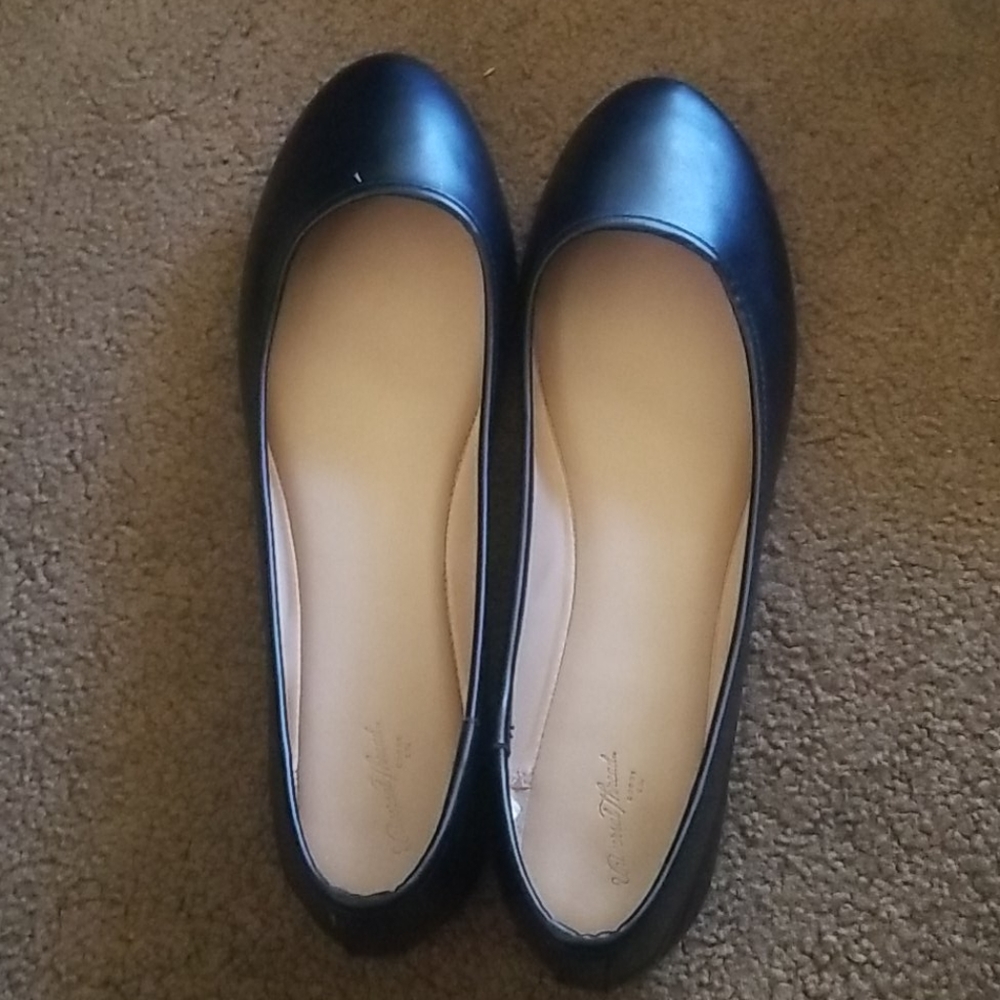 Black flat shoes